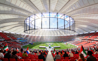 阿尔拜特体育场内部 - 巨大的帐篷结构设计，观众席爆满