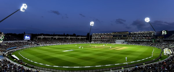 哈里发国际体育场全景 - 现代化弧形顶棚与宽阔的田径跑道