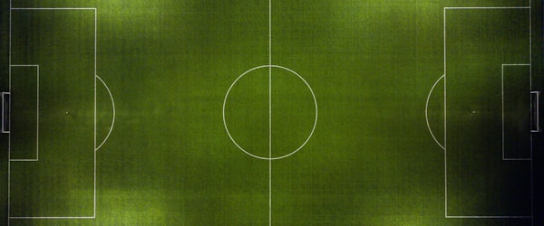 卢赛尔体育场外观 - 金色碗状结构，夜晚灯光璀璨